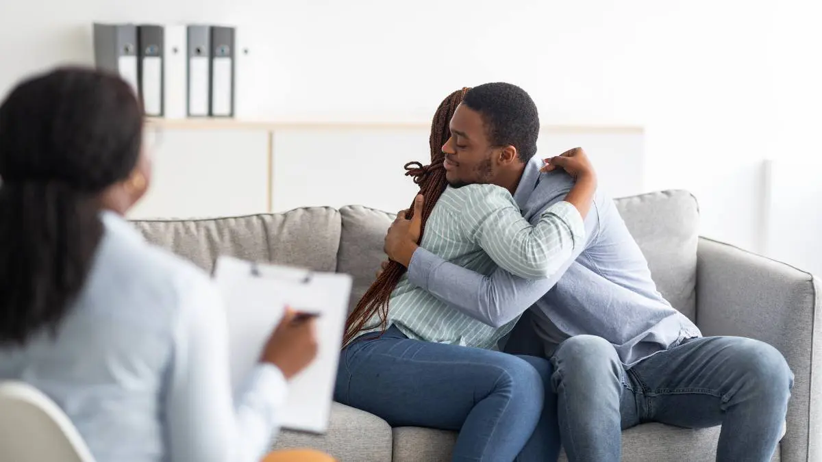 A man hugging his loved one during therapy supported by the Nicholasville, Kentucky drug and alcohol rehab resources.