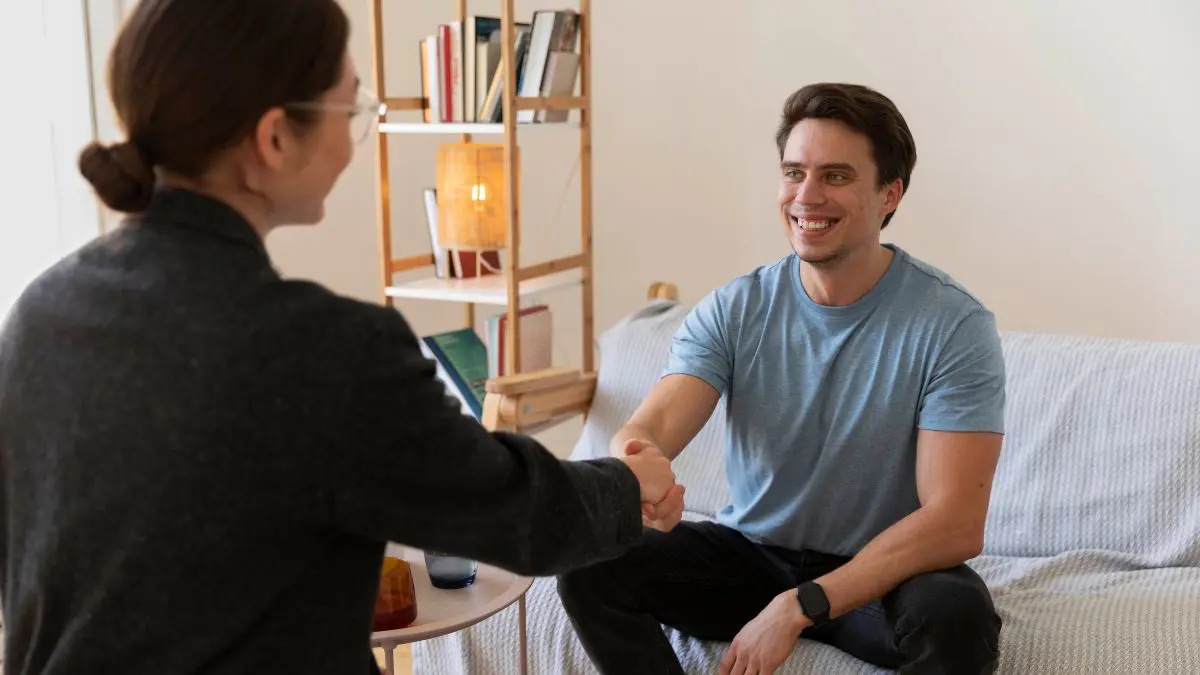 A man greeting a therapist who will guide him through Frankfort, Kentucky drug and alcohol rehab resources.