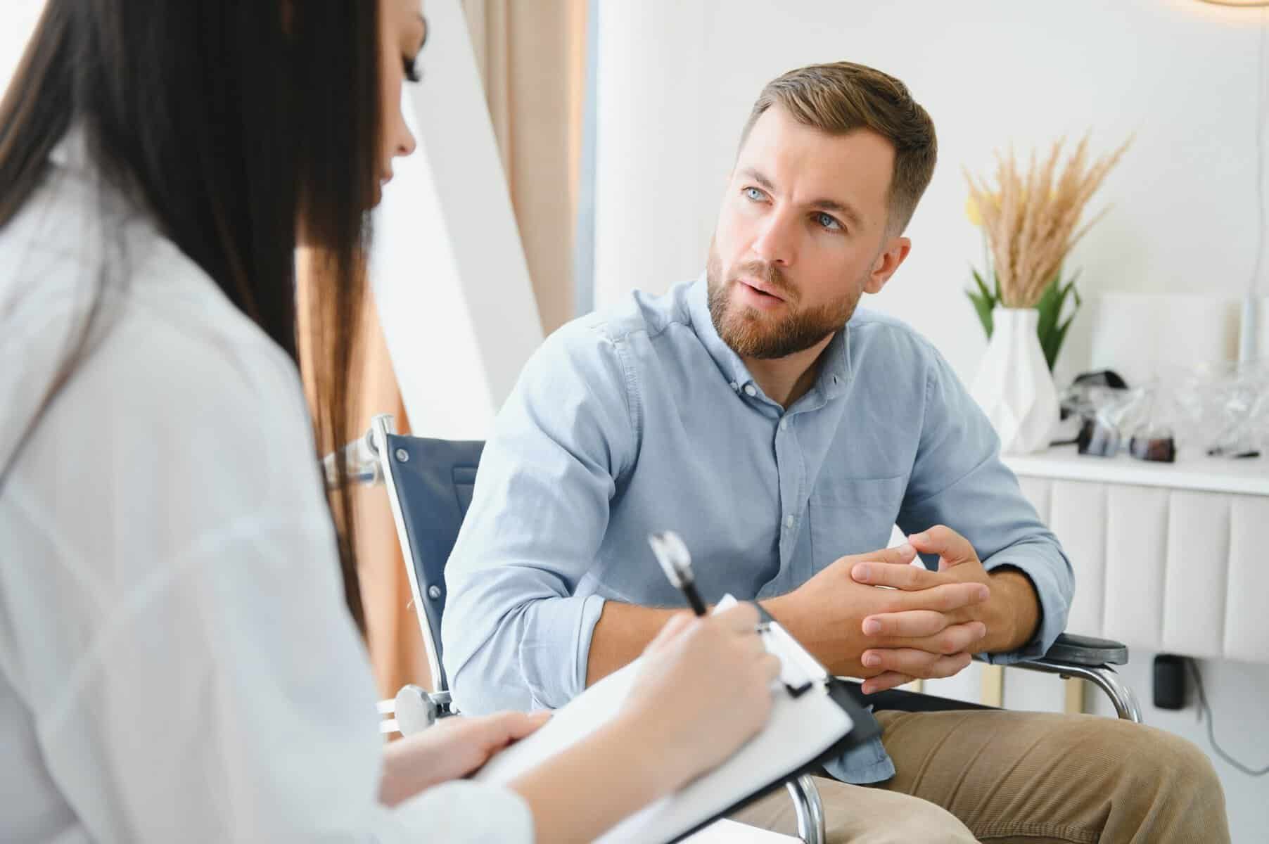 Therapist guiding a client through Bowling Green, Kentucky drug and alcohol rehab resources.